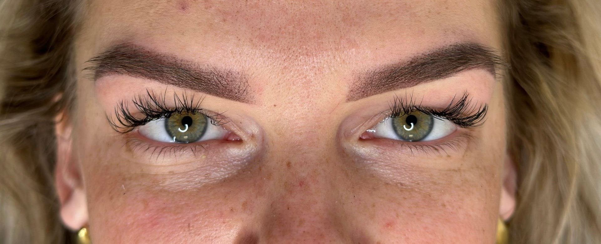 Beide wenkbrauwen na permanente make-up, symmetrisch en vol van vorm