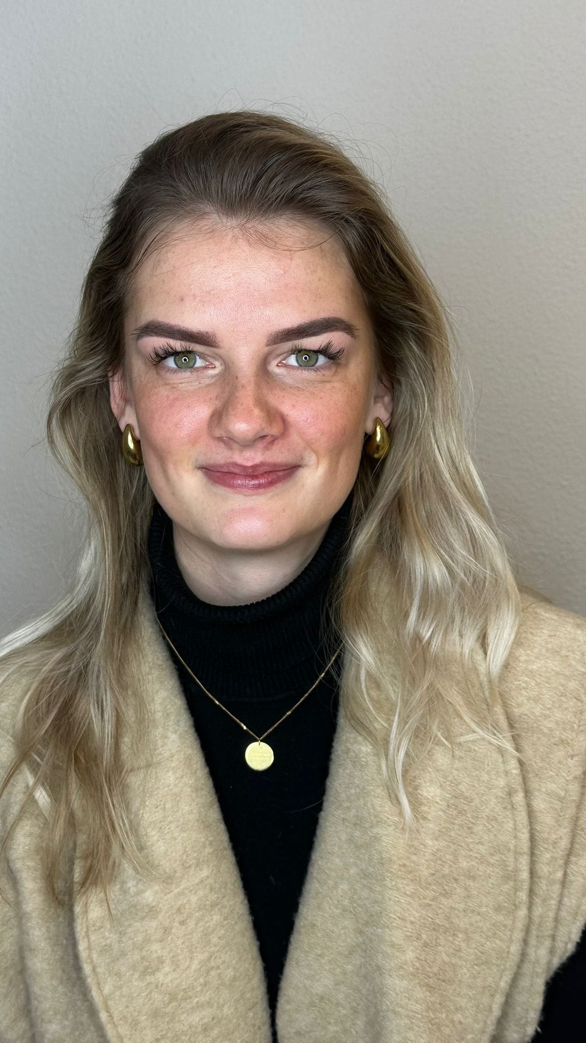 Klant met permanente make-up: verzorgde wenkbrauwen die het gezicht sprekender maken