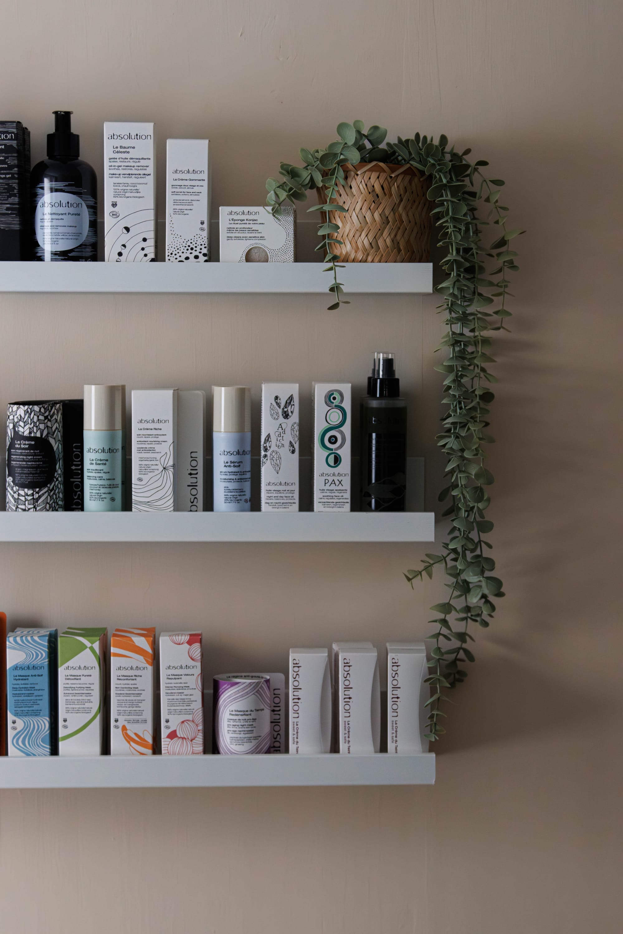 Wandschappen met het volledige Absolution-assortiment in de salon