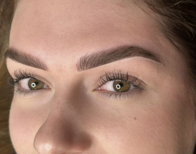 Resultaat van combi brows: volle, natuurlijk ogende wenkbrauwen met haartjes en poedereffect
