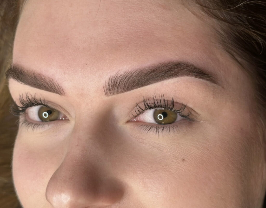 Resultaat van combi brows: volle, natuurlijk ogende wenkbrauwen met haartjes en poedereffect