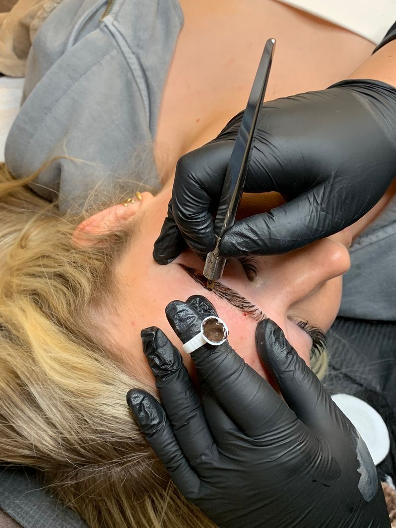Microblading in uitvoering: met een handmatige pen worden fijne haartjes in de wenkbrauw getekend
