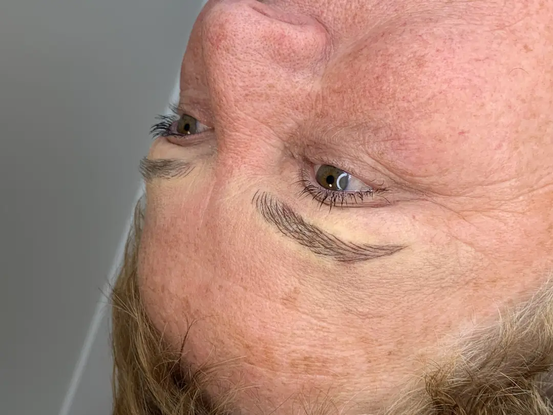 Close-up van een wenkbrauw met permanente make-up, van opzij gezien