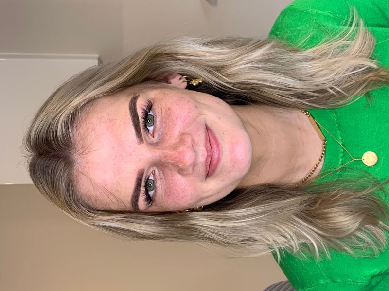 Klant met natuurlijk ogende wenkbrauwen na permanente make-up
