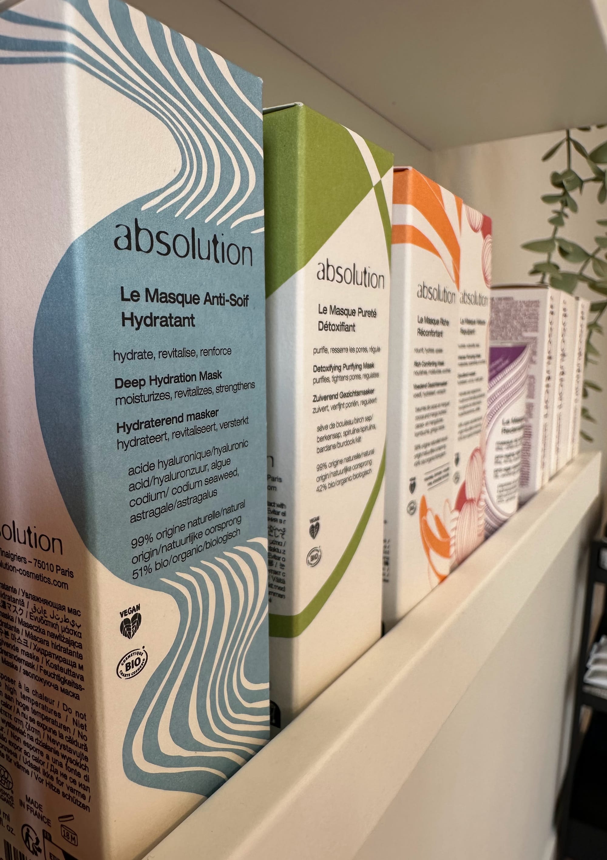 Absolution-producten op het schap in de salon, met de biologische keurmerken zichtbaar