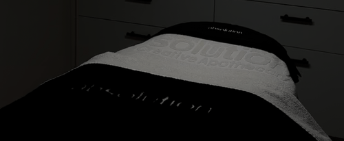 Behandelstoel met Absolution-handdoek in gedempt licht