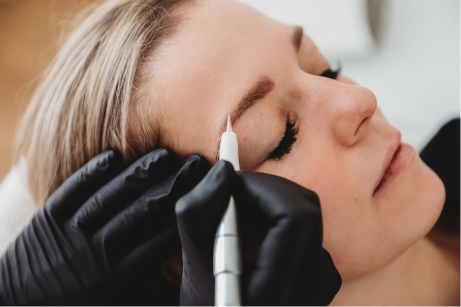 Powder brows worden gezet: met een PMU-pen wordt pigment in de wenkbrauw aangebracht