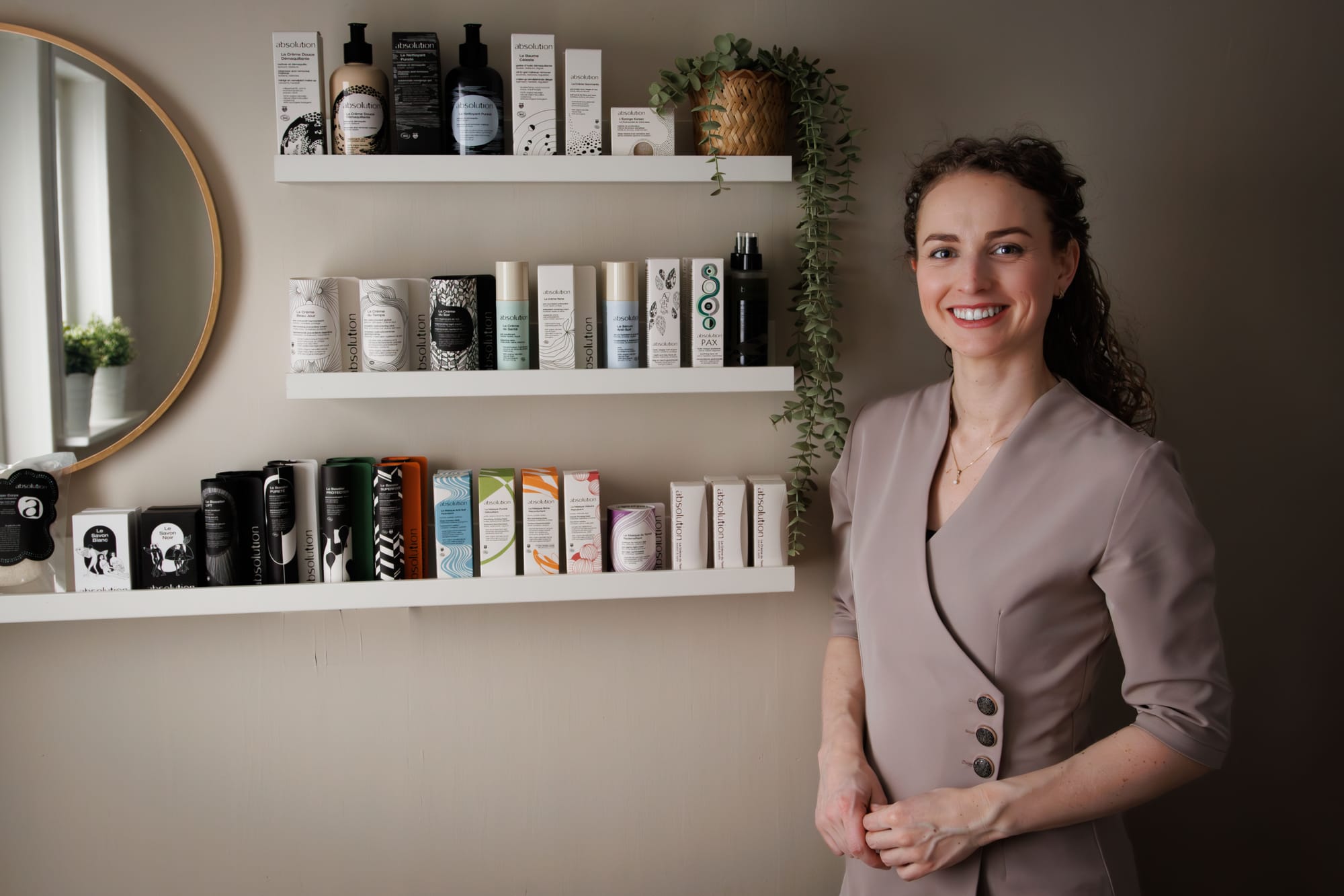 Linda van Dijk bij de productschappen met het Absolution-assortiment