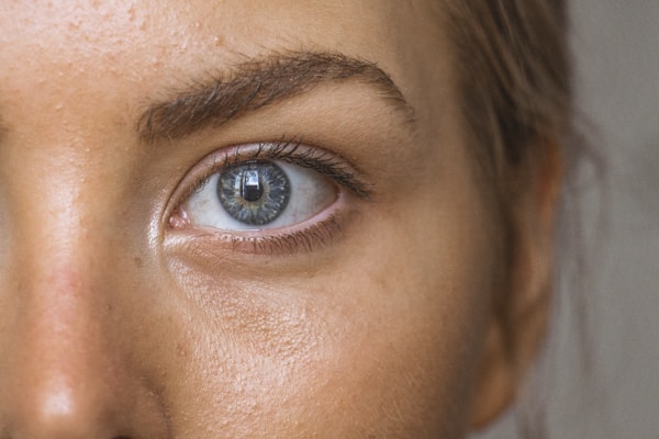 Close-up van een oog met een natuurlijke, onbewerkte wenkbrauw