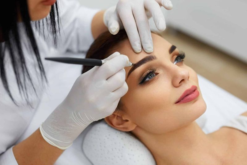 Permanente make-up voor de wenkbrauwen wordt aangebracht bij een klant