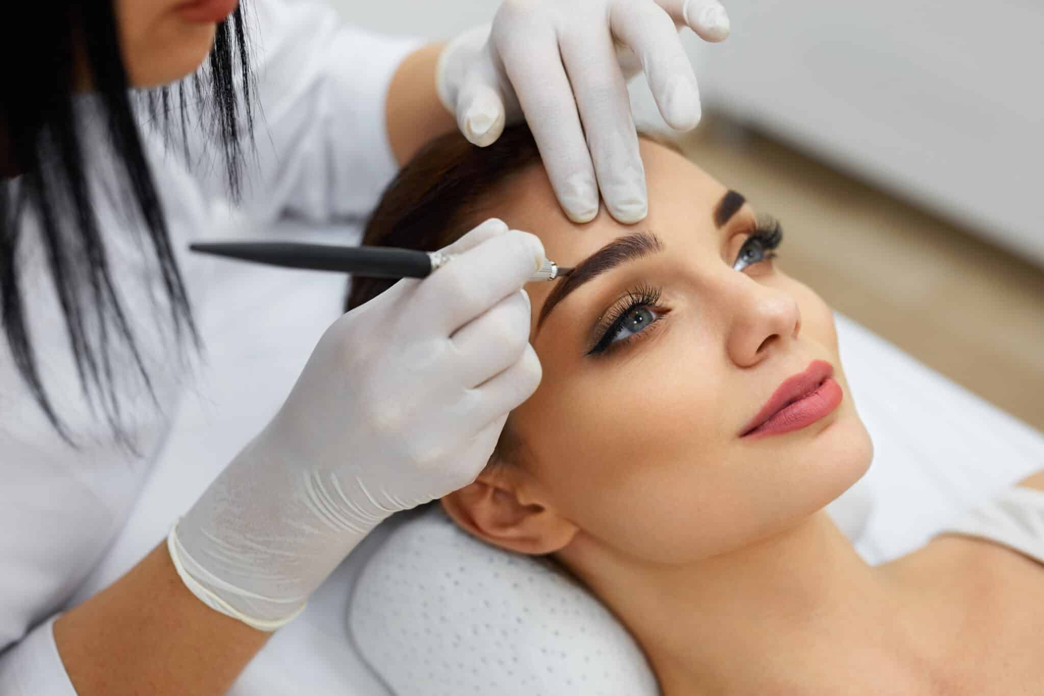 Permanente make-up voor de wenkbrauwen wordt aangebracht bij een klant